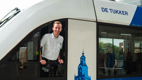 Lachende machinist Jordi rijdt de trein met nieuwe naam De Tukker Lachende machinist Jordi rijdt de trein met nieuwe naam De Tukker