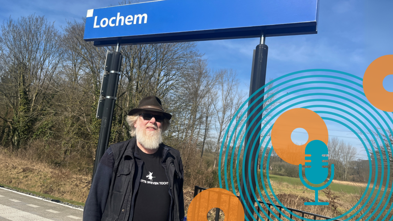 Verhalenverteller Evert vertelt over de Witte Wieven voor het stadsbord op het station in Lochem Verhalenverteller Evert vertelt over de Witte Wieven voor het stadsbord op het station in Lochem