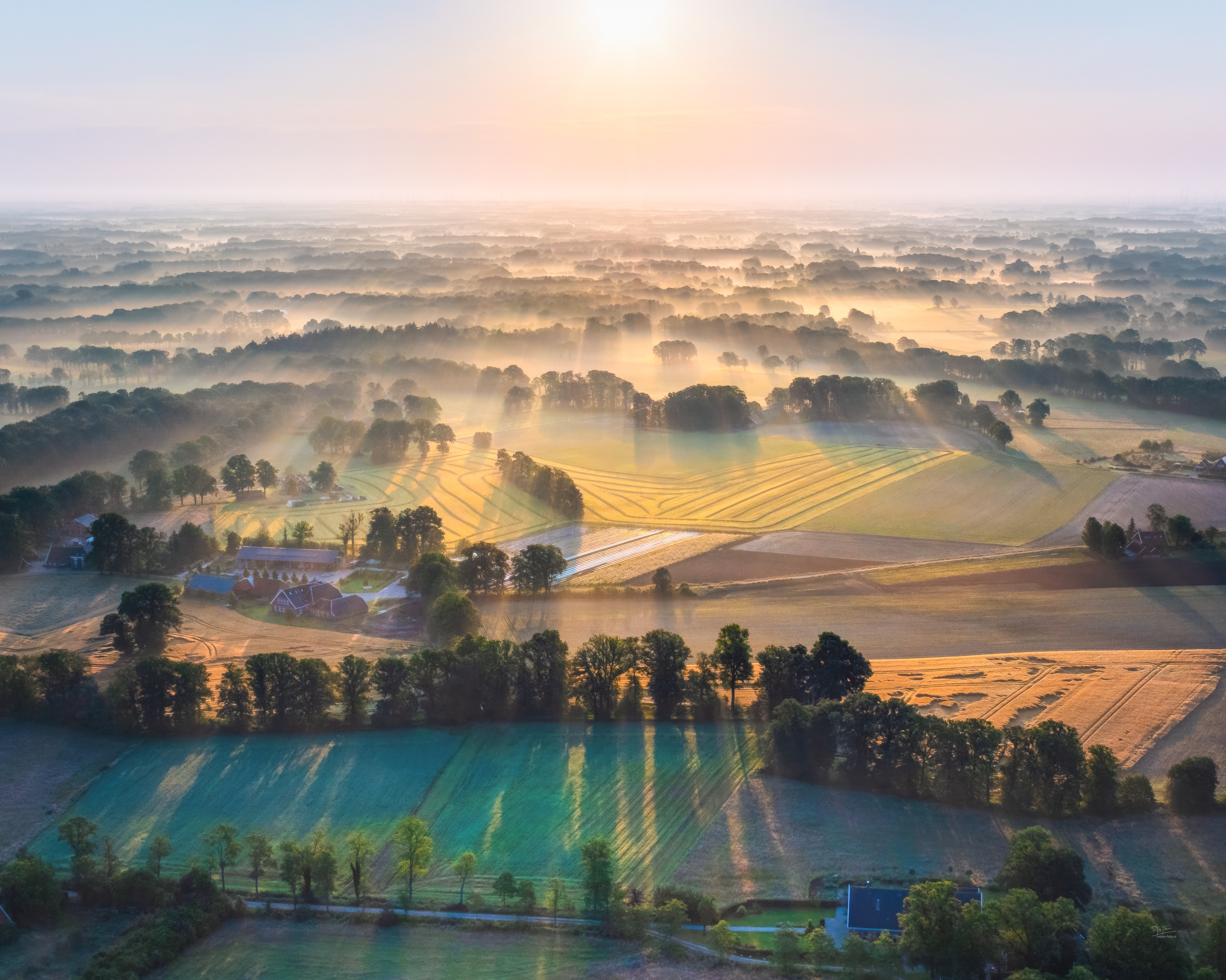 ode aan het landschap in de achterhoek met een nevelige foto vanuit de lucht