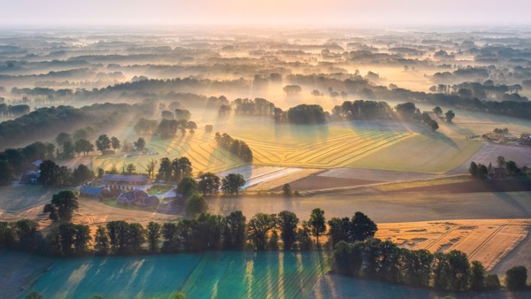 ode aan het landschap in de achterhoek met een nevelige foto vanuit de lucht ode aan het landschap in de achterhoek met een nevelige foto vanuit de lucht