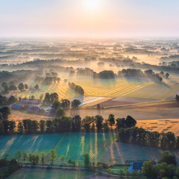 ode aan het landschap in de achterhoek met een nevelige foto vanuit de lucht ode aan het landschap in de achterhoek met een nevelige foto vanuit de lucht