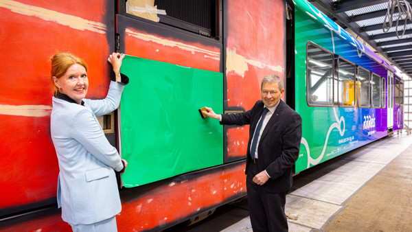 Regiodirecteur Annemarie Hoogeveen en gedeputeerde Klaas Ruitenberg staan bij de nieuwe RRReis trein | Arriva Regiodirecteur Annemarie Hoogeveen en gedeputeerde Klaas Ruitenberg staan bij de nieuwe RRReis trein | Arriva