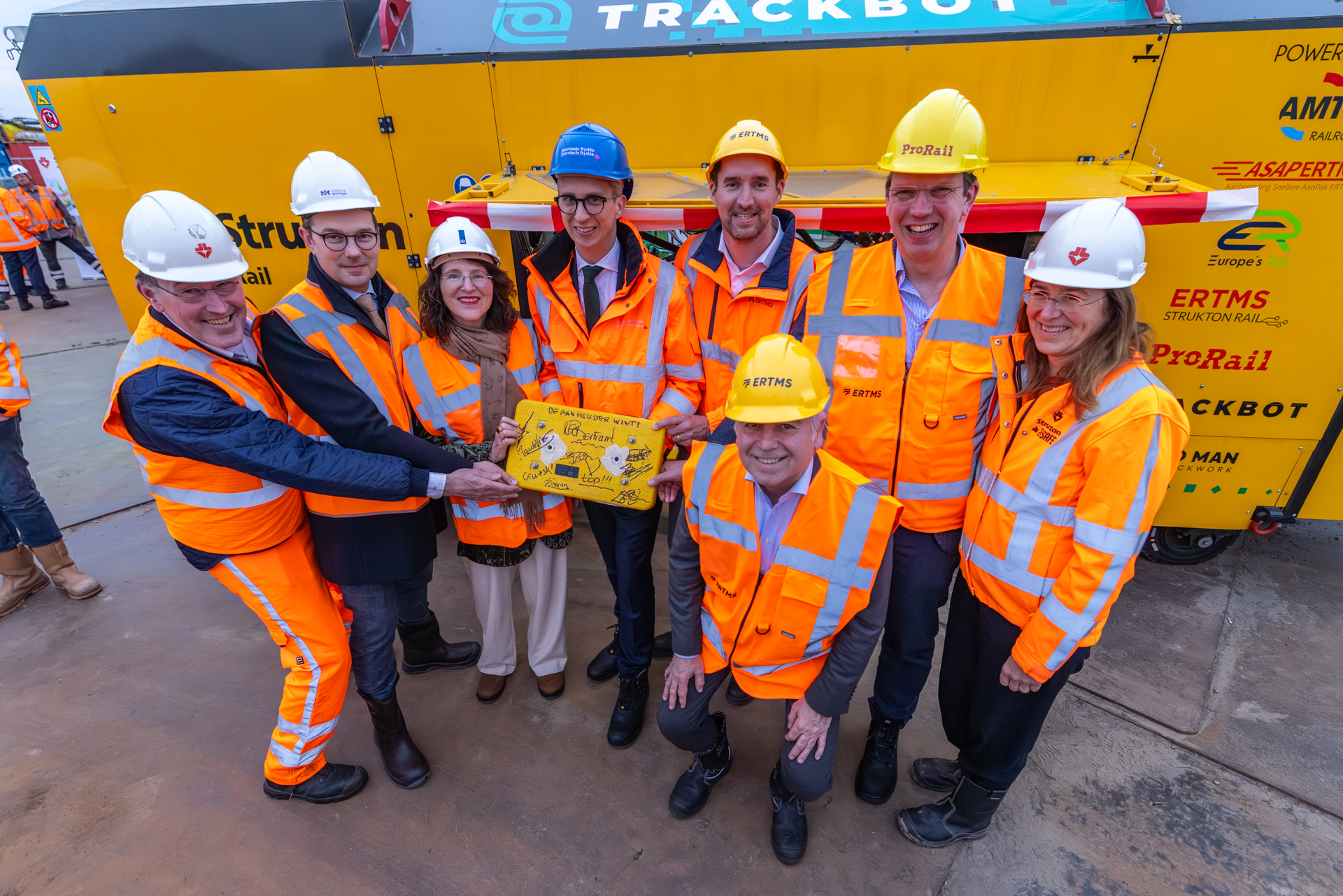 staatssecretaris en anderen bekijken trackbot ERTMS 