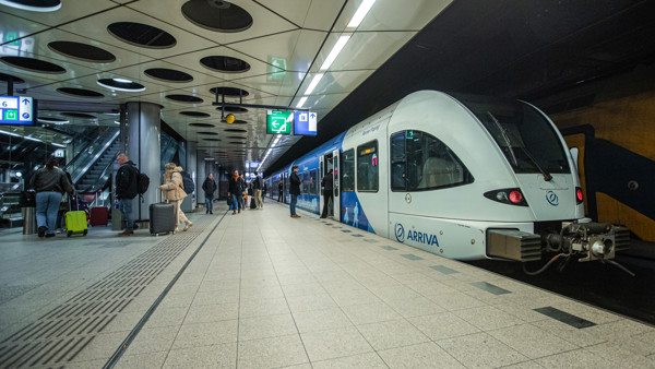 Blauwe Vechtdallijnen trein op station Schiphol Blauwe Vechtdallijnen trein op station Schiphol