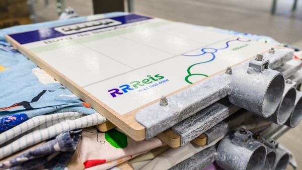 Duurzame halteborden voor regio Twente op een stapel Stapel met nieuwe halteborden voor RRReis regio Twente