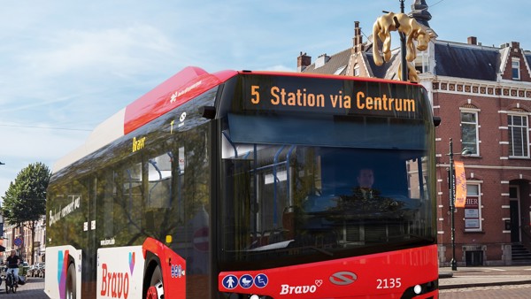 Arriva's rode Solarisbus rijdt als lijn 5 over verkeersplein in Den Bosch. Rode Bravo Solarisbus rijdt als lijn 5 over het verkeersplein in Den Bosch| Arriva