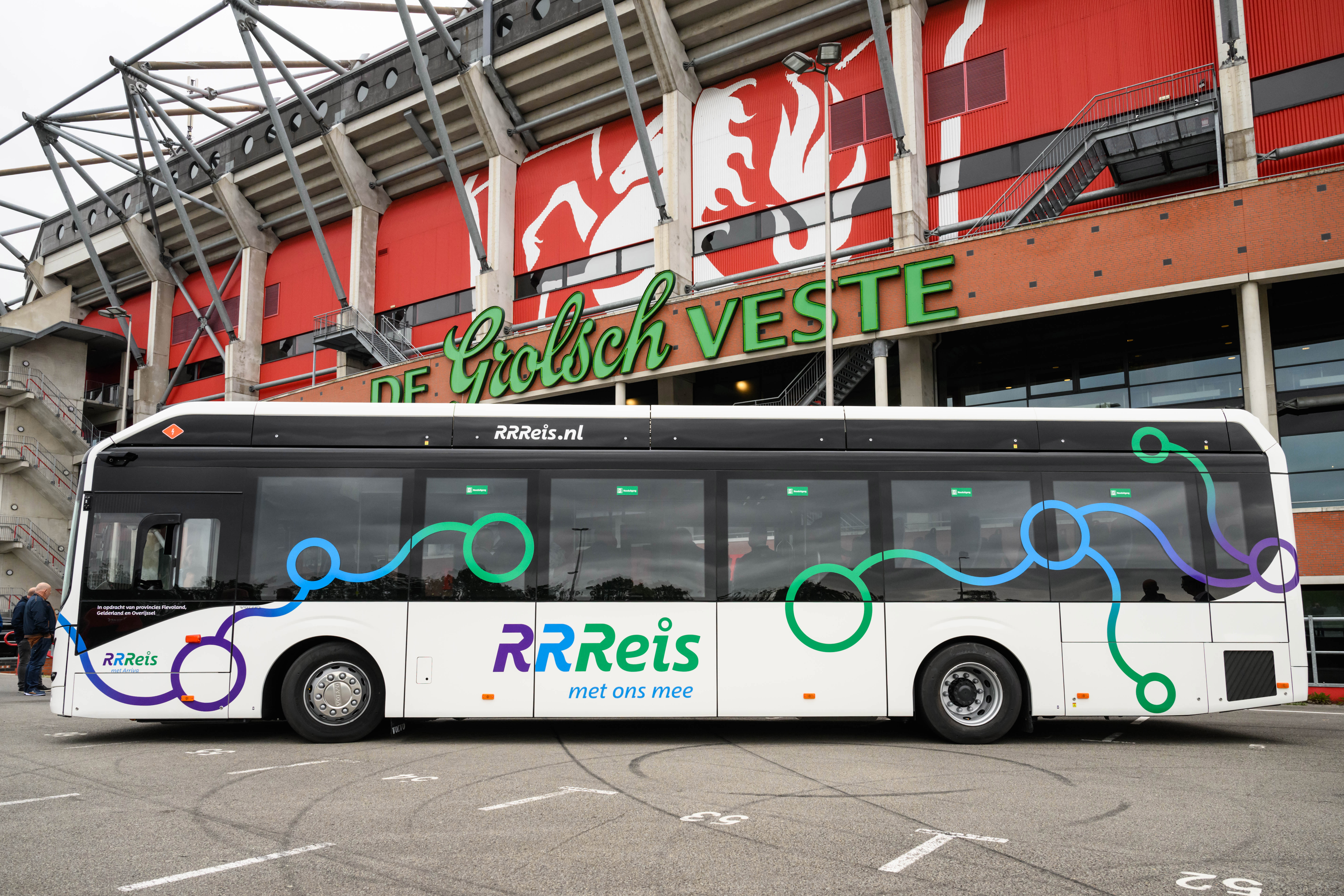 Een RRReis-bus van Arriva staat geparkeerd voor De Grolsch Veste.