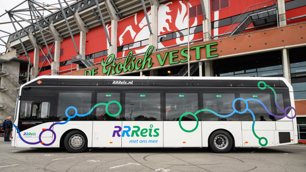Een RRReis-bus van Arriva staat geparkeerd voor De Grolsch Veste. Een RRReis-bus van Arriva staat geparkeerd voor De Grolsch Veste.