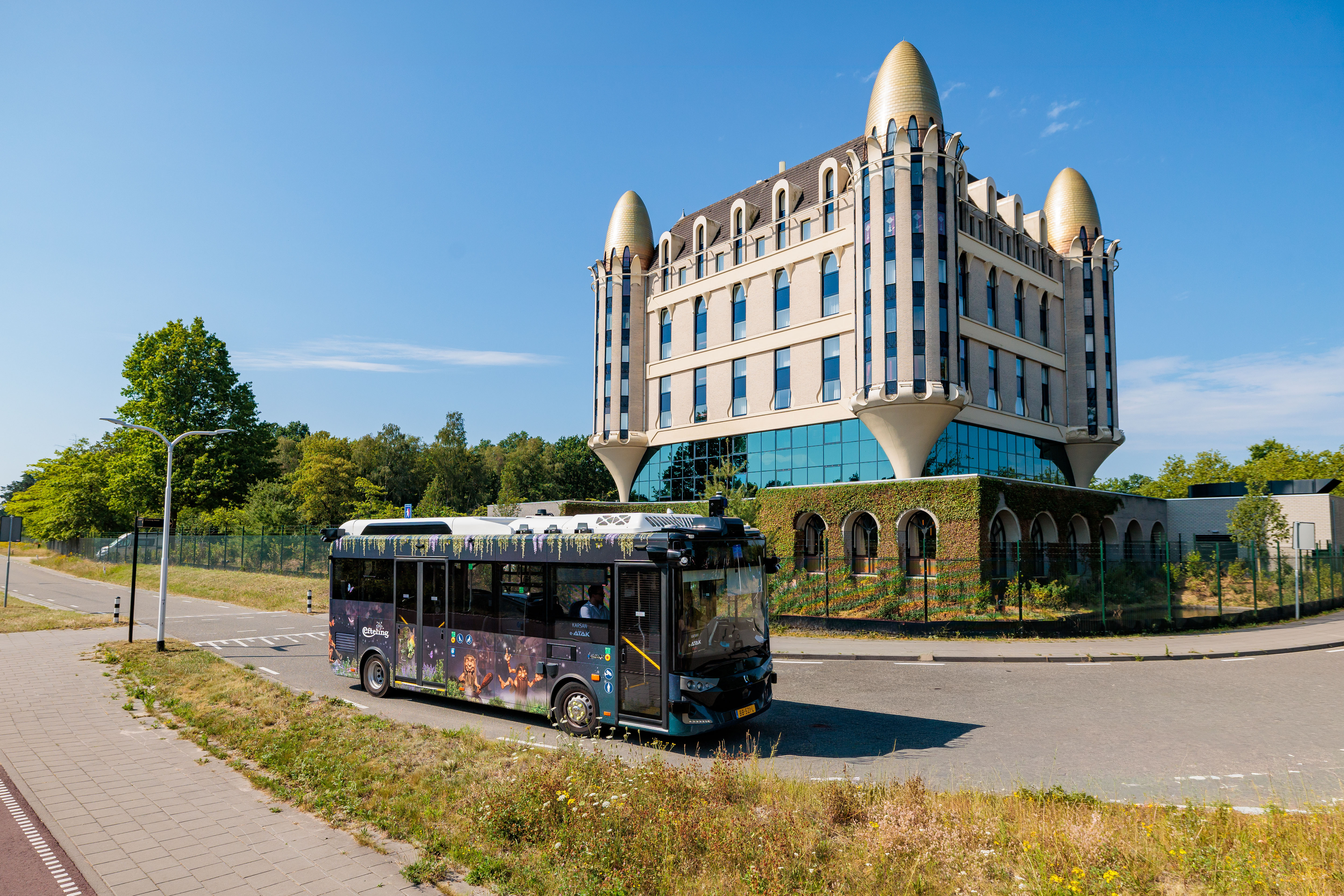 Bus die voor het Efteling hotel langsrijdt