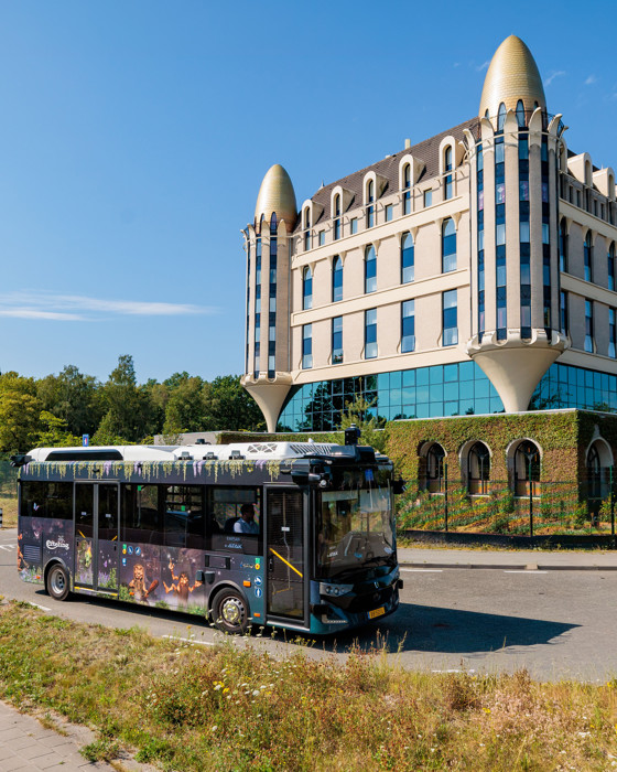Bus die voor het Efteling hotel langsrijdt Bus die voor het Efteling hotel langsrijdt