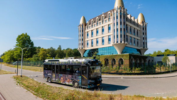 Bus die voor het Efteling hotel langsrijdt Bus die voor het Efteling hotel langsrijdt