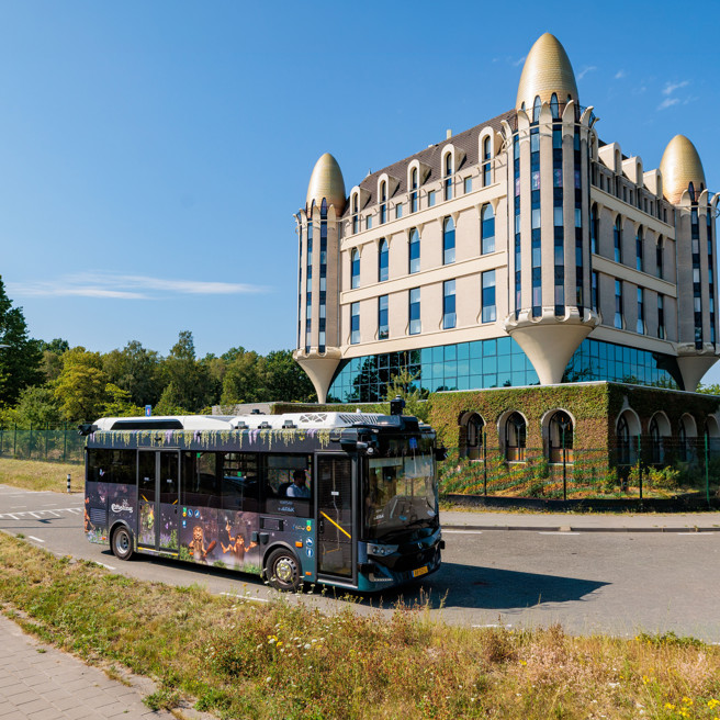 Bus die voor het Efteling hotel langsrijdt Bus die voor het Efteling hotel langsrijdt