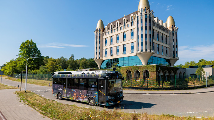 Bus die voor het Efteling hotel langsrijdt Bus die voor het Efteling hotel langsrijdt