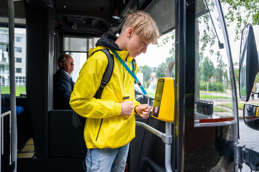 Jongere checkt in een bus met de  Voor Elkaar Pas van Arriva