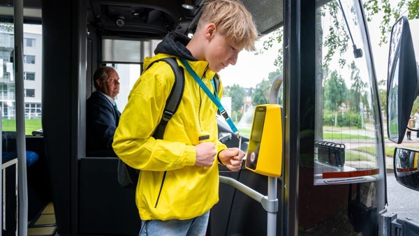 Jongere checkt in een bus met de Voor Elkaar Pas van Arriva Jongere checkt in een bus met de Voor Elkaar Pas van Arriva