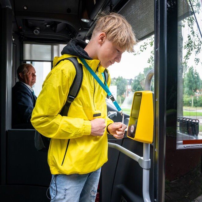 Jongere checkt in een bus met de Voor Elkaar Pas van Arriva Jongere checkt in een bus met de Voor Elkaar Pas van Arriva