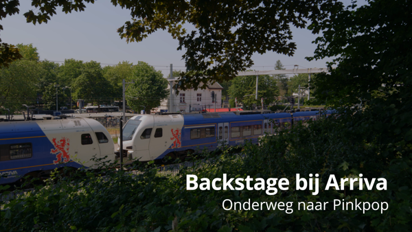 Een filmstill van een Blauw-witte trein van Arriva met de tekst ‘Backstage bij Arriva, Onderweg naar Pinkpop.