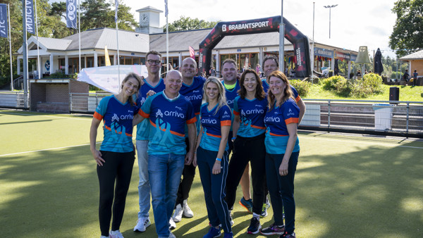 Team Arriva als begeleiders actief bij de Regio Olympics van Brabant Sport Team Arriva bestaand uit 8 medewerkers in Arriva tenue op de foto voorafgaand aan hun klus om als begeleider mee te helpen aan de Regio Olympics-dag van Brabant Sport