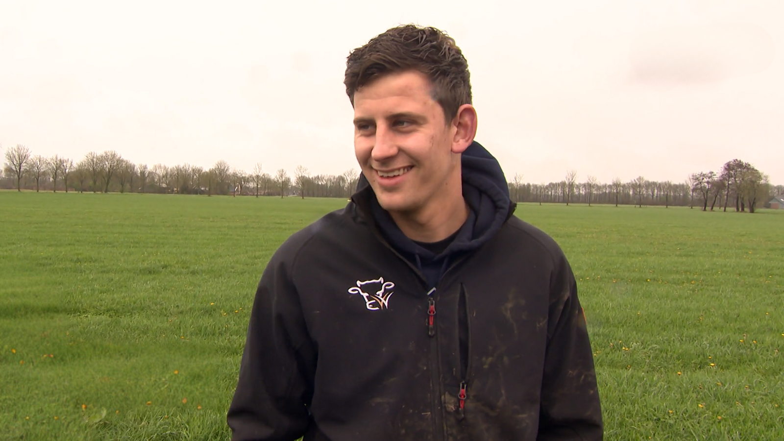 Marc is een poasboake bouwer uit Espelo en staat in het gras om daarover te vertellen