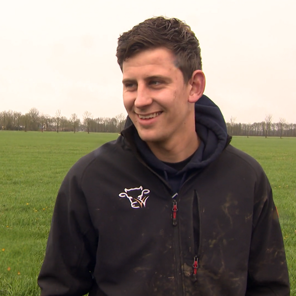 Marc is een poasboake bouwer uit Espelo en staat in het gras om daarover te vertellen Marc is een poasboake bouwer uit Espelo en staat in het gras om daarover te vertellen
