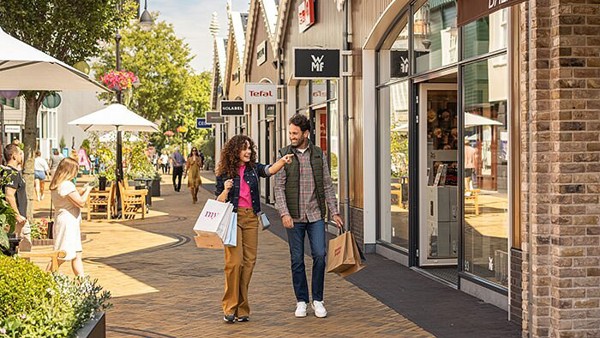 Gezellig stel is aan het shoppen in een centrum en het zonnetje schijnt. Gezellig stel is aan het shoppen in een centrum en het zonnetje schijnt.