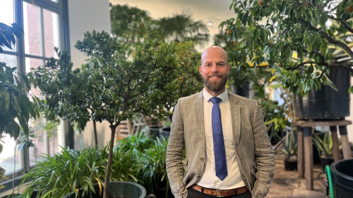 Rentmeester Mooiweer van Landgoed Twickel staat in de oranjerie voor sinaasappelbomen trots en met een glimlach Rentmeester Mooiweer van Landgoed Twickel staat in de oranjerie voor sinaasappelbomen trots en met een glimlach