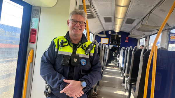 Medewerker Service & Veiligheid Gerhard staat lachend te poseren in de trein Medewerker Service & Veiligheid Gerhard staat lachend te poseren in de trein