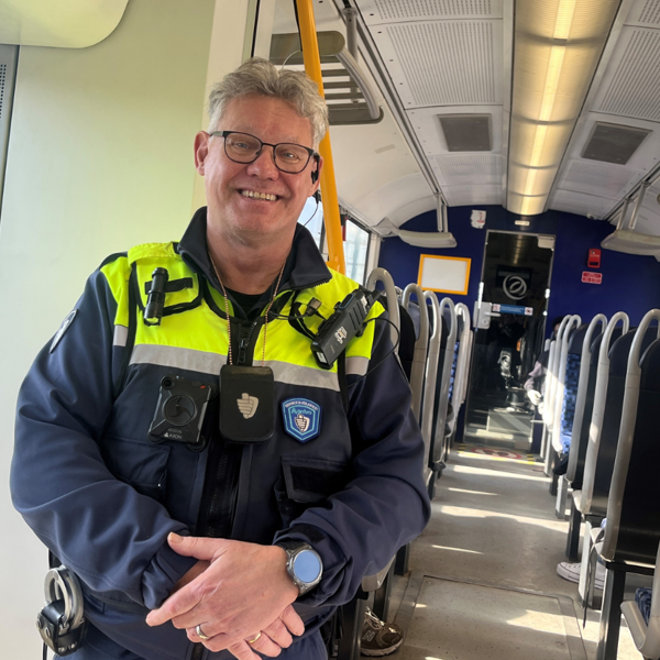 Medewerker Service & Veiligheid Gerhard staat lachend te poseren in de trein Medewerker Service & Veiligheid Gerhard staat lachend te poseren in de trein