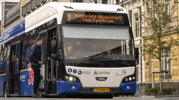 Jongeman staat op het punt de bus in te stappen op Station Maastricht Jongeman staat op het punt de bus in te stappen op Station Maastricht
