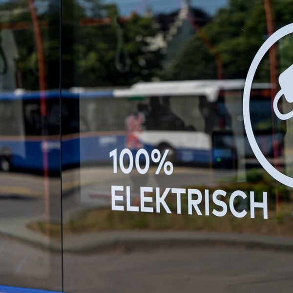Logo 100% elektrisch op het raam van een Arriva-bus.