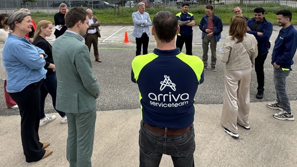 Groep mensen staat in het cirkel met elkaar te praten op een parkeerplaats. Groep mensen staat in het cirkel met elkaar te praten op een parkeerplaats.