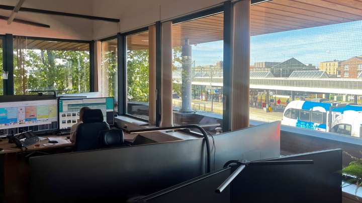 Verkeersleiding Trein van Arriva bij het spoor in Zutphen Verkeersleiding Trein van Arriva bij het spoor in Zutphen