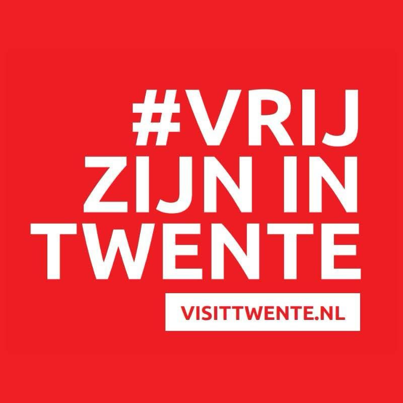 Rode logo van Visit Twente met tekst #vrij zijn in Twente. URL visittwente.nl