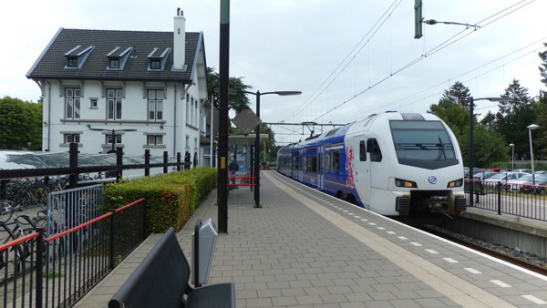 Arriva-trein op het station in Meerssen. 
