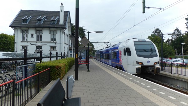 Arriva-trein op het station in Meerssen. Arriva-trein op het station in Meerssen.