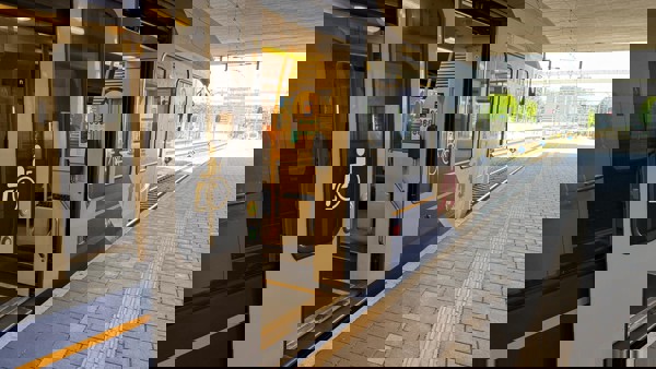 Een Arriva trein in Limburg met verlaagde instap waardoor ook rolstoelgebruikers gemakkelijk mee kunnen reizen. Een trein in Limburg met verlaagde instap die geschikt is voor rolstoelers om in te stappen bij | Ariva