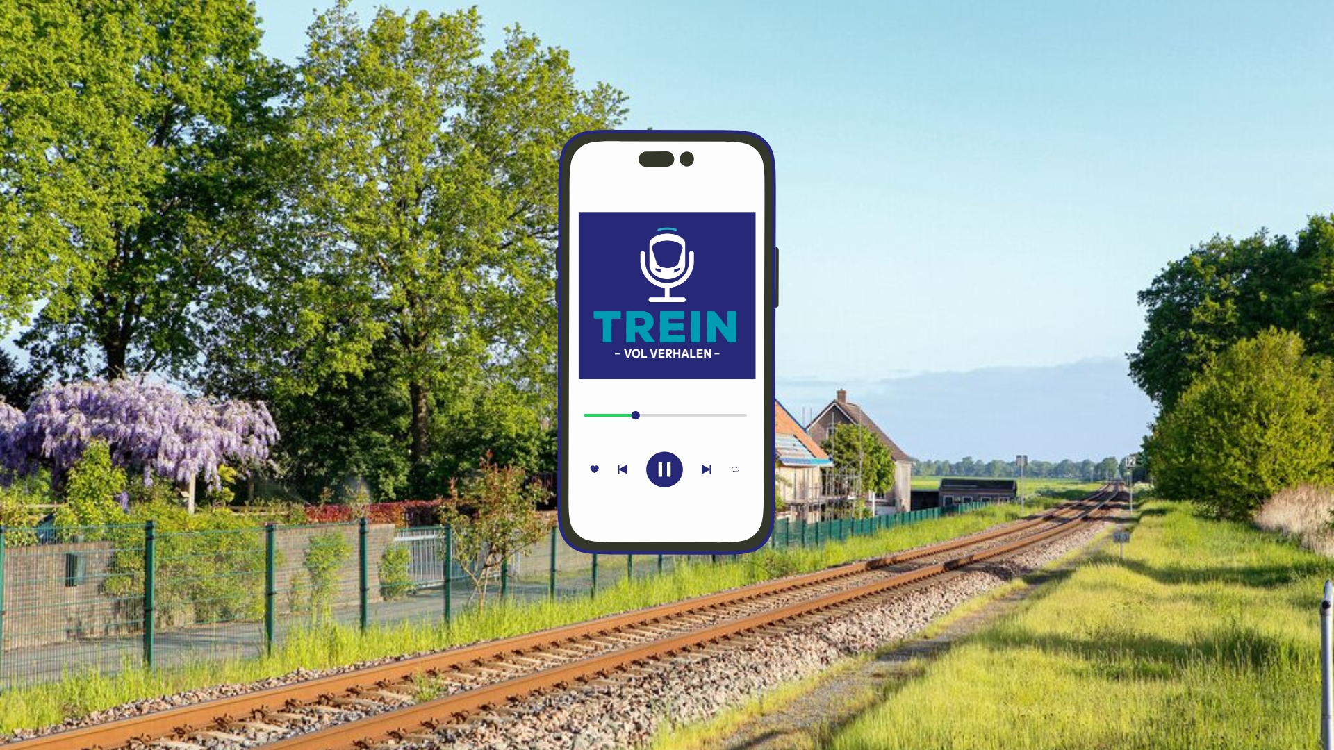 Telefoon met daarop podcast 'Trein vol Verhalen' is te zien boven een stuk spoor tussen Almelo en Mariënberg.