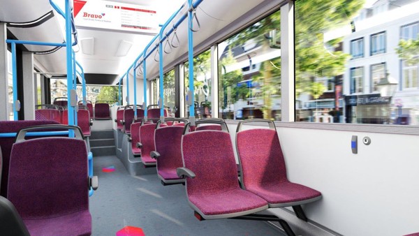 mock up van het interieur van de ZE bussen die vanaf juli 2025 in West-Brabant gaan rijden mock up van het interieur van de bussen die vanaf juli 2025 in concessie West-Brabant gaan rijden (fel blauwe stangen en bordeauxrode stoelbekleding)