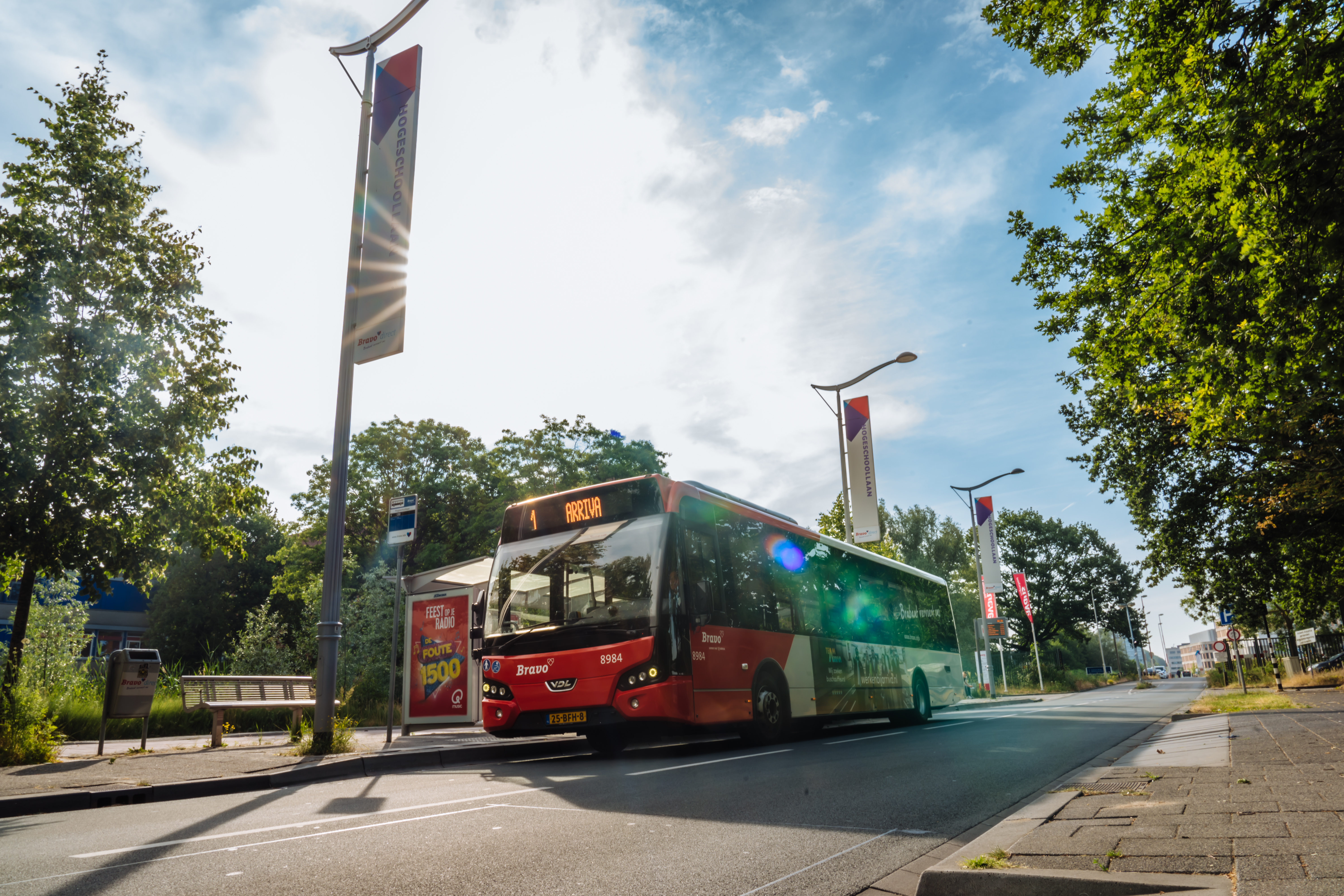 Bravo bus van Arriva op een zonnige dag omgeven met vlaggen