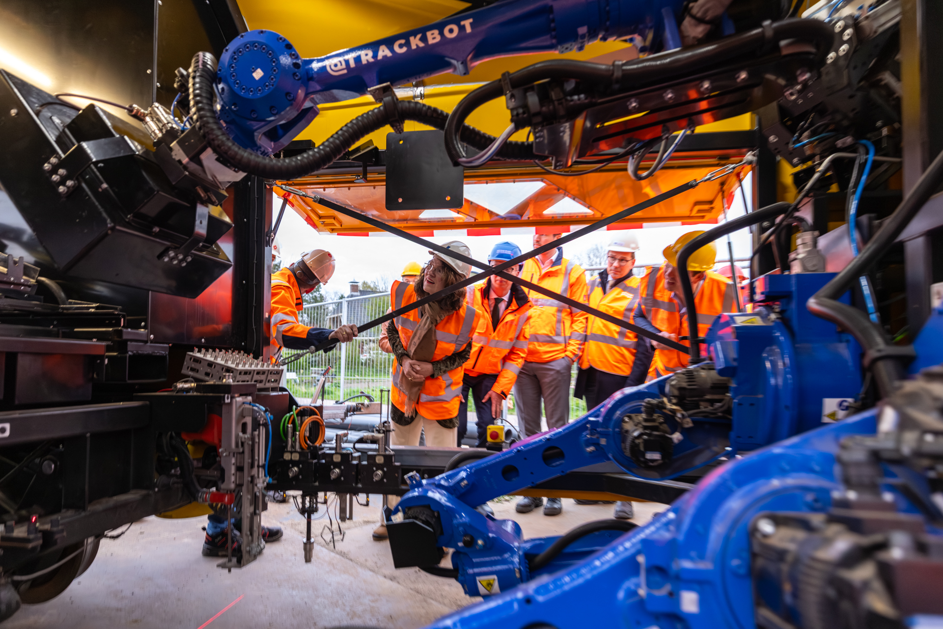 staatssecretaris en anderen bekijken trackbot ERTMS 