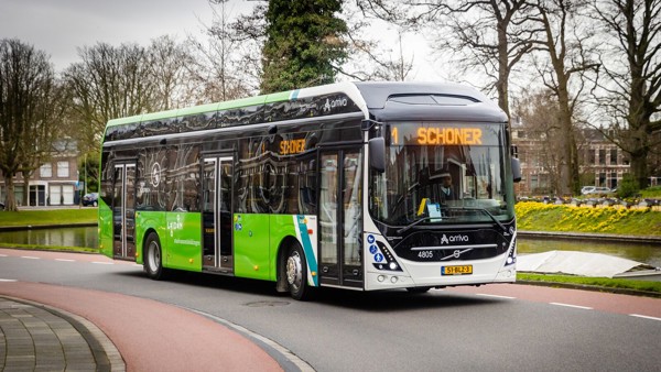 Een groen-witte Arriva-bus rijdt langs water in Leiden.