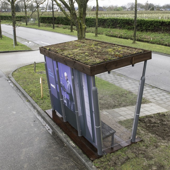 De nieuwe haltezitter - een bushalte met 5 zitplaatsen - gemaakt van gebruikte materialen en een sedum dak. Van bovenaf gefotografeerd.