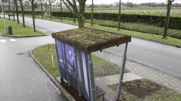 De nieuwe haltezitter - een bushalte met 5 zitplaatsen - gemaakt van gebruikte materialen en een sedum dak. Van bovenaf gefotografeerd.