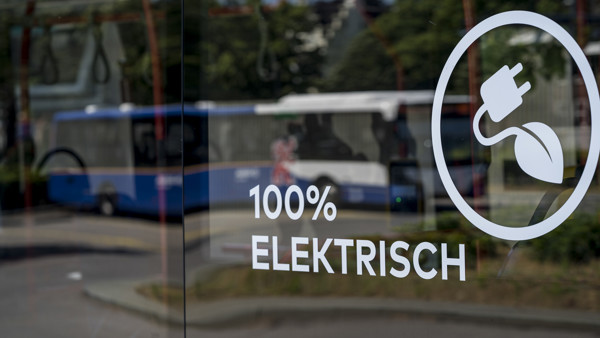 Het logo van 100% elektrisch is zichtbaar op het zijraam van een elektrische bus van Arriva Het logo van 100% elektrisch is zichtbaar op het zijraam van een elektrische bus van Arriva