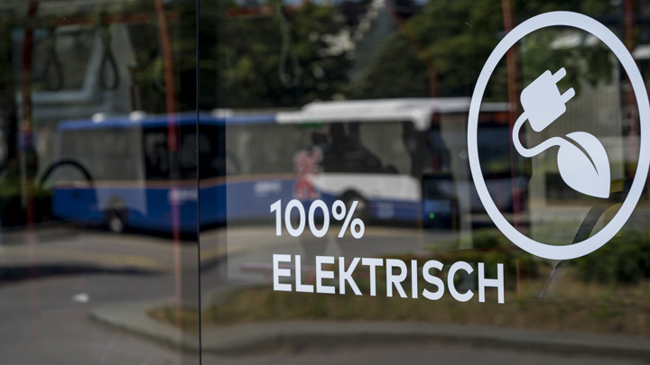 Het logo van 100% elektrisch is zichtbaar op het zijraam van een elektrische bus van Arriva Het logo van 100% elektrisch is zichtbaar op het zijraam van een elektrische bus van Arriva