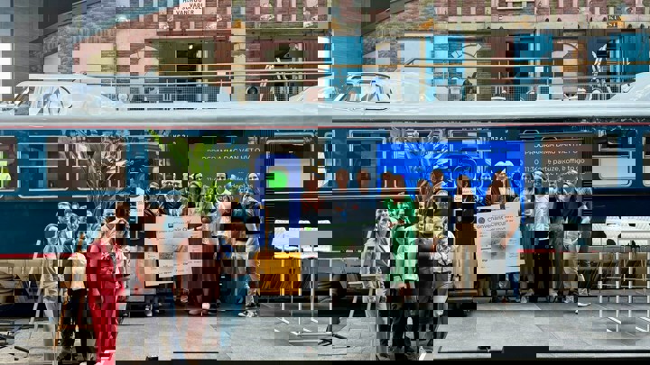 Een groep mensen houdt een groot plakaat vast met daarop 'Convenant Circulair OV'.