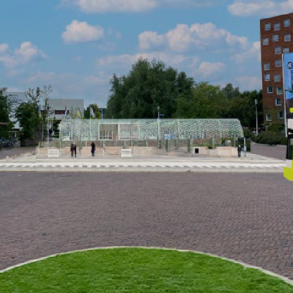 Artist impression van een plein met glazen bushalte en een gele bus met 'Lijn van de toekomst erop' Artist impression van een plein met glazen bushalte en een gele bus met 'Lijn van de toekomst erop'