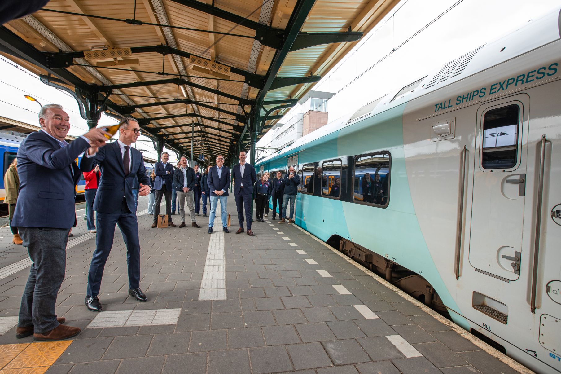 voorzitter Harlingen Sail en gedeputeerde Provincie Fryslân 'dopen' Tall Ships Express trein met een fles 