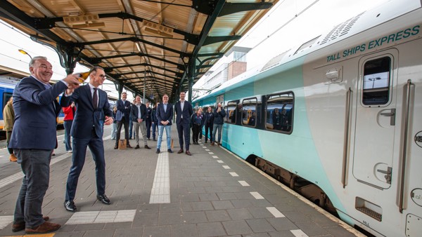 voorzitter Harlingen Sail en gedeputeerde Provincie Fryslân 'dopen' Tall Ships Express trein met een fles voorzitter Harlingen Sail en gedeputeerde Provincie Fryslân 'dopen' Tall Ships Express trein met een fles