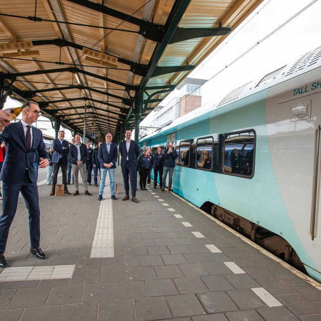 voorzitter Harlingen Sail en gedeputeerde Provincie Fryslân 'dopen' Tall Ships Express trein met een fles voorzitter Harlingen Sail en gedeputeerde Provincie Fryslân 'dopen' Tall Ships Express trein met een fles
